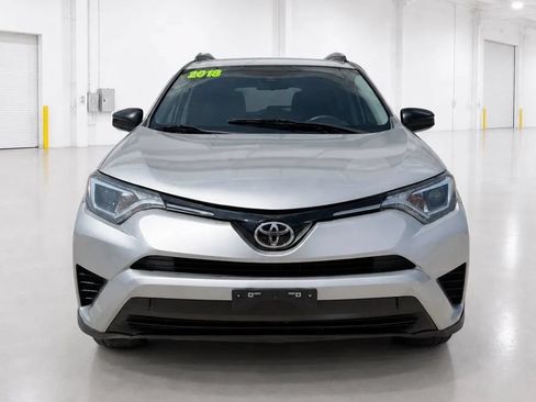 Used 2018 Toyota RAV4 LE FWD image 2