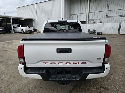 Used 2018 Toyota Tacoma TRD Off-Road image 5