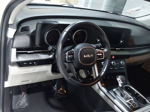 Used 2022 Kia Carnival LX FWD image 19
