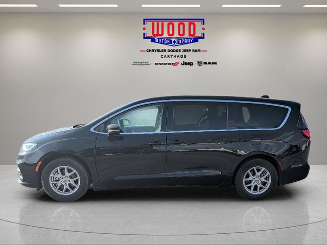 Used 2023 Chrysler Pacifica Touring-L FWD image 6