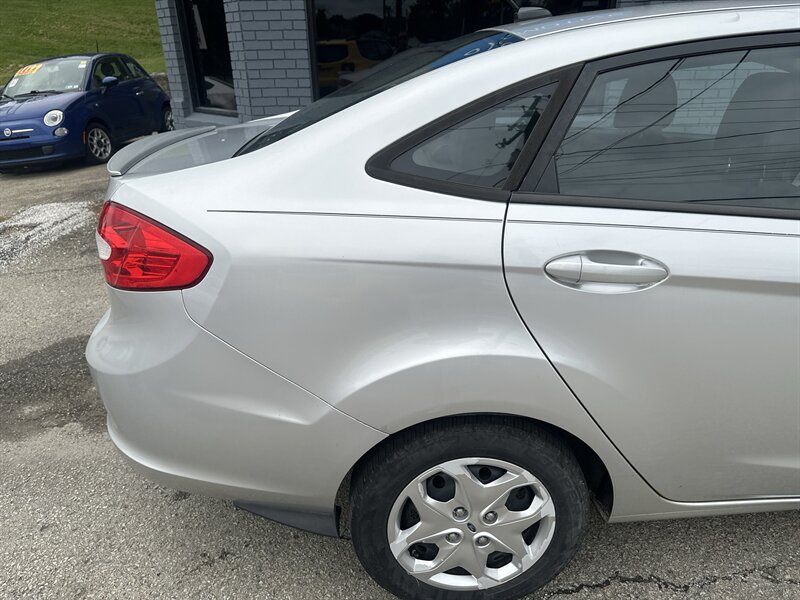 Used 2013 Ford Fiesta SE w/ Super Fuel Economy Pkg FWD image 21