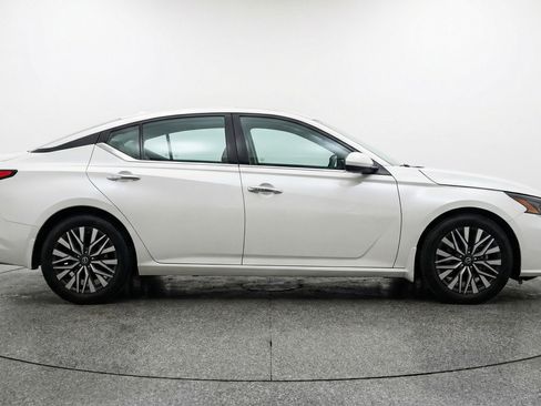 Used 2025 Nissan Altima 2.5 SV image 11