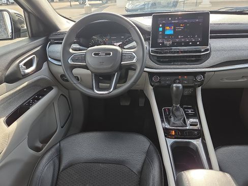 Used 2024 Jeep Compass Latitude image 10