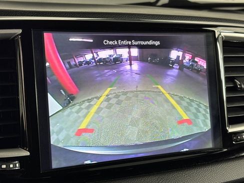Used 2023 Chrysler Pacifica Touring-L FWD image 17