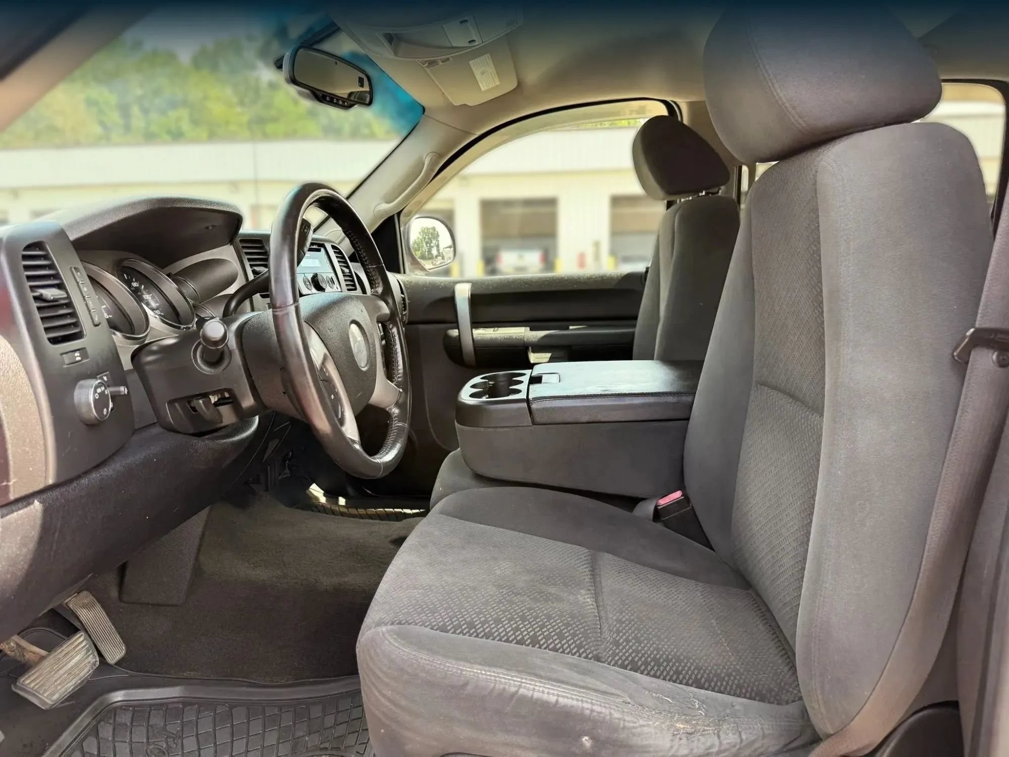 Used 2007 Chevrolet Silverado 1500 LT w/ 1LT Convenience Package AWD/4WD image 2