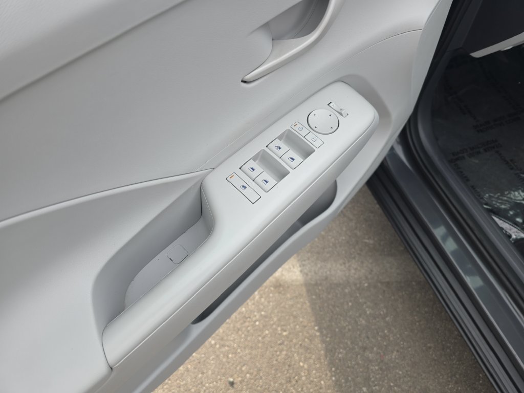 Used 2025 Hyundai Kona SEL FWD image 11