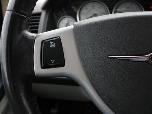 Used 2010 Chrysler Town & Country Touring FWD image 10