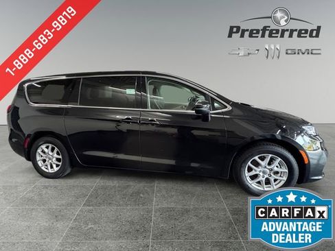 Used 2023 Chrysler Pacifica Touring-L FWD image 9