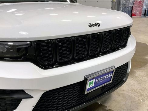 Used 2023 Jeep Grand Cherokee Altitude AWD/4WD image 32