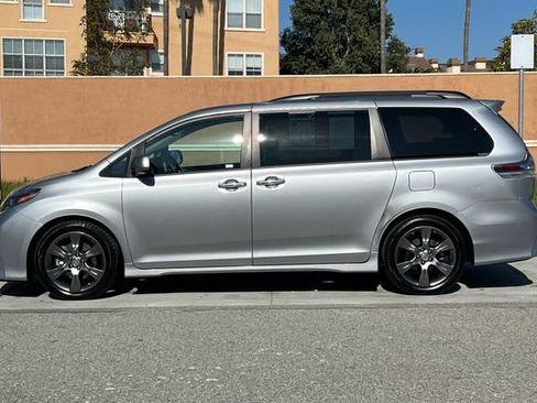 Used 2016 Toyota Sienna SE w/ SE Preferred Package image 7