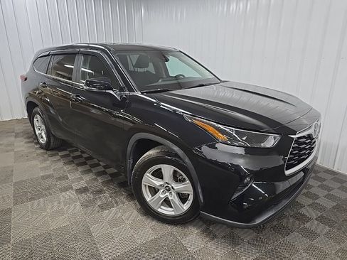 Used 2023 Toyota Highlander LE AWD/4WD image 7