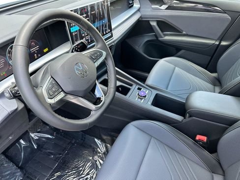 New 2026 Volkswagen Tiguan SE FWD image 9