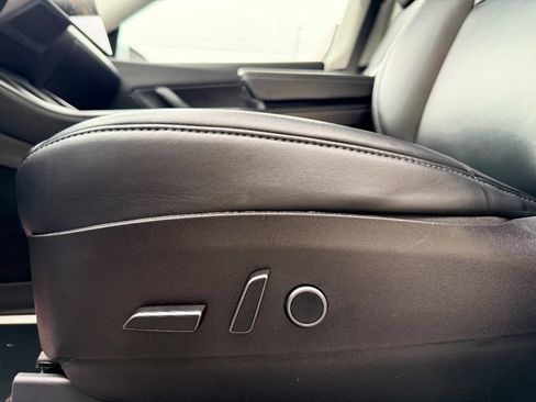 Used 2022 Tesla Model Y Long Range image 17