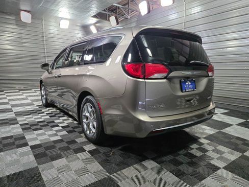 Used 2017 Chrysler Pacifica Limited image 7