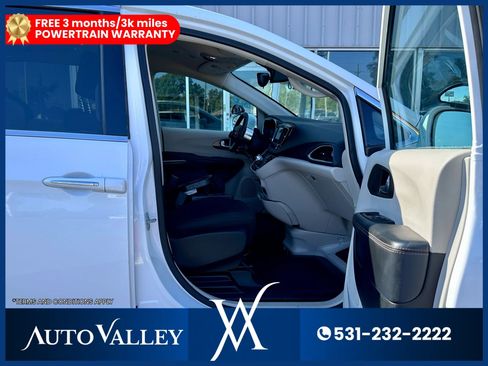 Used 2018 Chrysler Pacifica Touring Plus FWD image 18