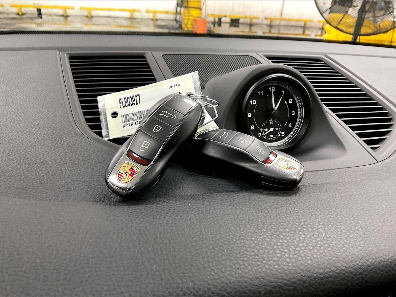 Certified 2023 Porsche Macan AWD/4WD image 21