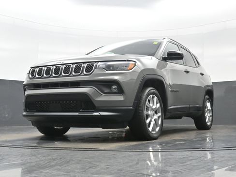 Used 2023 Jeep Compass Latitude image 25