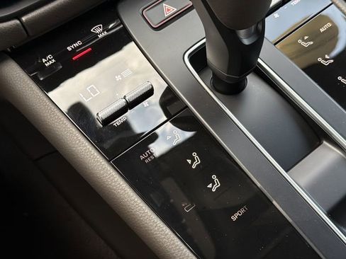 Certified 2025 Porsche Macan image 12