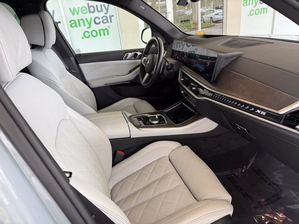 Used 2025 BMW X5 xDrive40i w/ M Sport Package AWD/4WD image 26