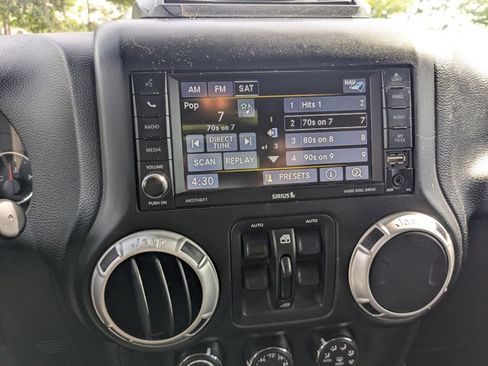 Used 2017 Jeep Wrangler Unlimited Rubicon w/ Connectivity Group image 17