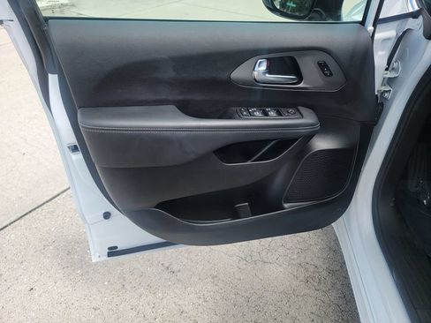 Used 2025 Chrysler Pacifica Select FWD image 10