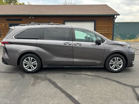 Used 2021 Toyota Sienna XSE AWD/4WD image 8