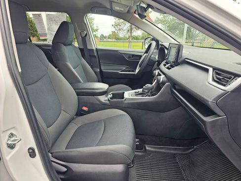 Used 2022 Toyota RAV4 LE AWD/4WD image 10