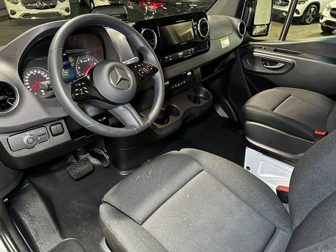 Used 2025 Mercedes-Benz Sprinter 2500 image 23