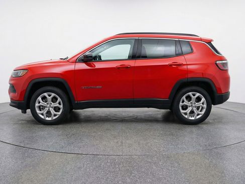 Used 2025 Jeep Compass Latitude AWD/4WD image 5