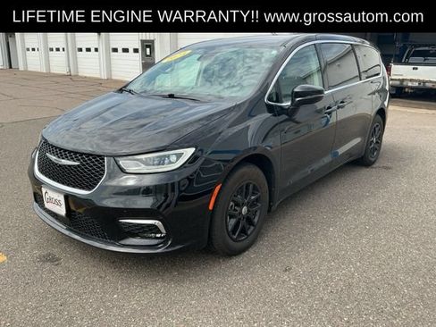 Used 2024 Chrysler Pacifica Touring-L FWD image 4