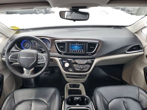 Used 2018 Chrysler Pacifica Touring-L image 25