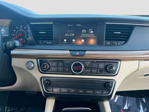 Used 2018 Kia Cadenza Premium image 19