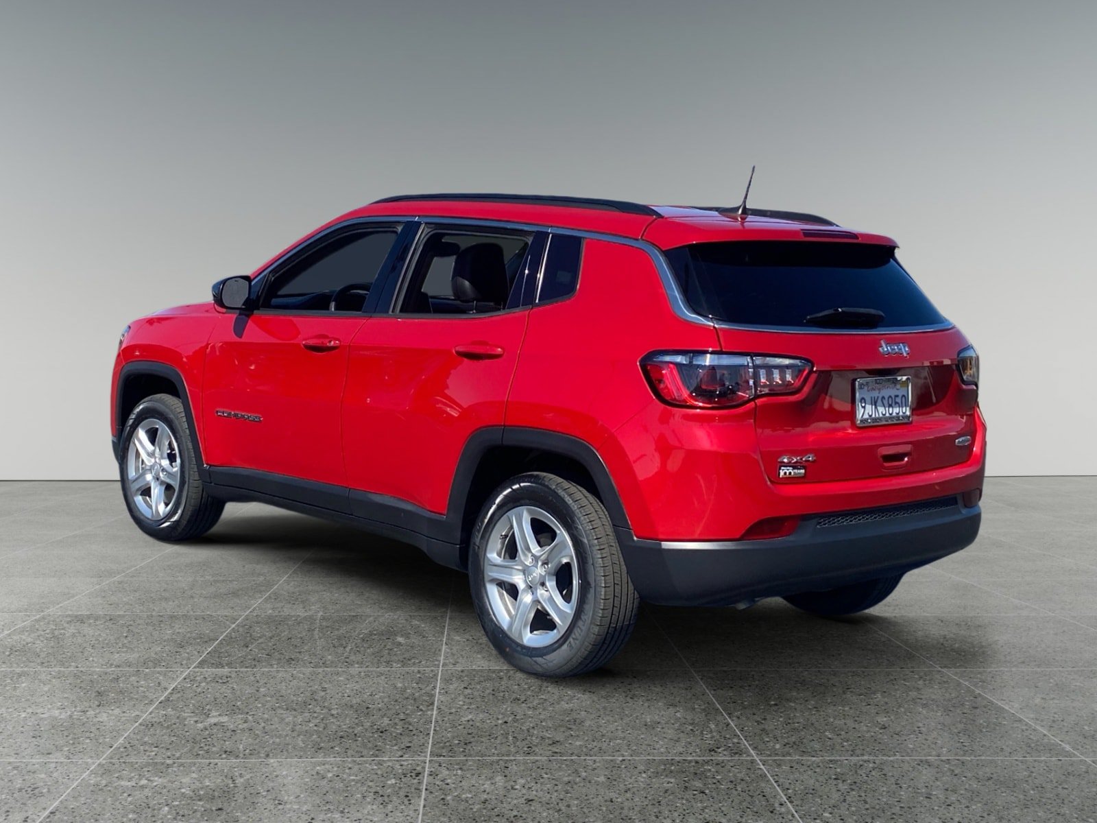 Used 2023 Jeep Compass Latitude w/ Convenience Group AWD/4WD image 3