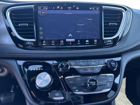 Used 2024 Chrysler Pacifica Pinnacle FWD image 11