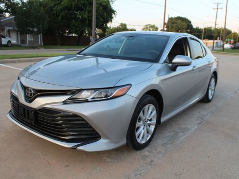 Used 2019 Toyota Camry LE FWD image 7