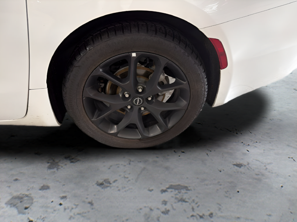 Used 2025 Chrysler Pacifica Limited FWD image 29