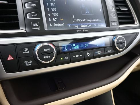 Used 2014 Toyota Highlander Limited Platinum AWD/4WD image 12