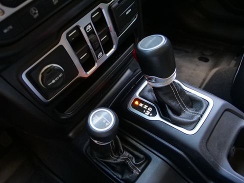 Used 2020 Jeep Gladiator Overland image 16