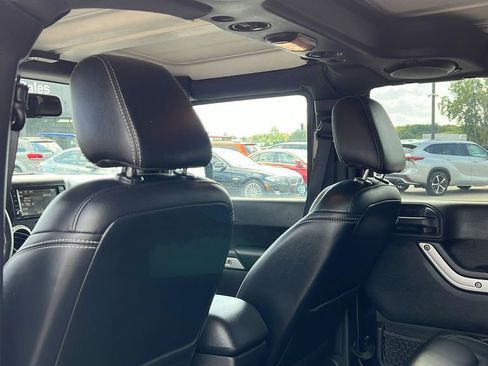 Used 2014 Jeep Wrangler Unlimited Rubicon w/ Dual Top Group image 31
