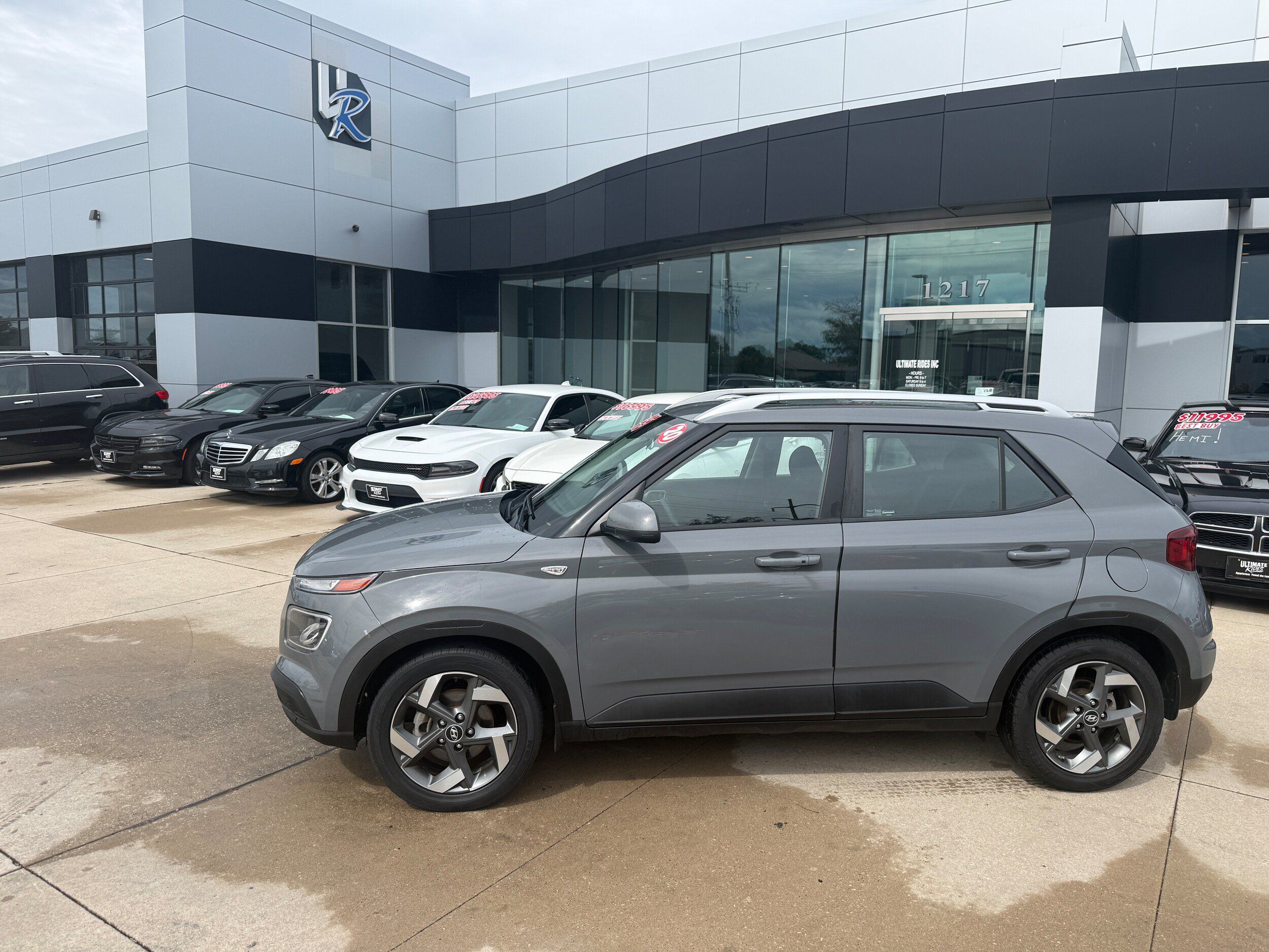 Used 2020 Hyundai Venue SEL w/ Convenience + Premium Package FWD image 4