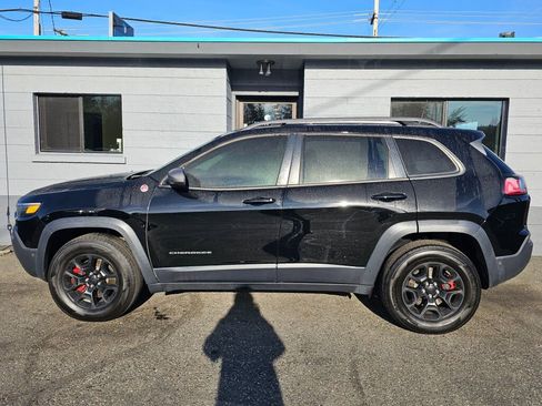 Used 2019 Jeep Cherokee Trailhawk image 2