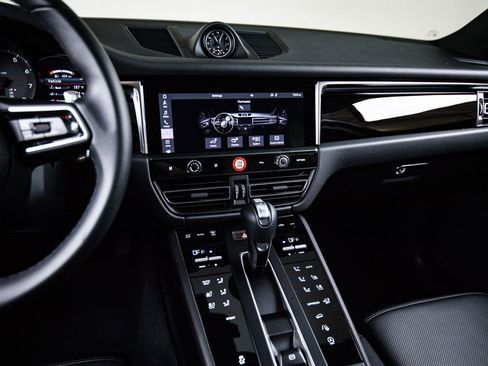 Certified 2026 Porsche Macan AWD/4WD image 19