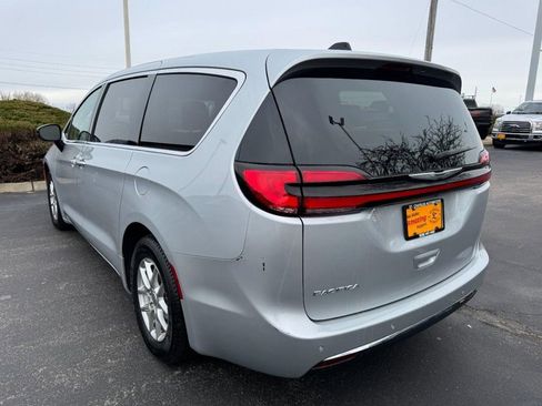 Used 2024 Chrysler Pacifica Touring-L FWD image 5