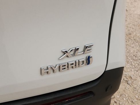 Used 2023 Toyota Sienna XLE w/ XLE Plus Package FWD image 8