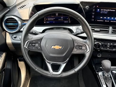 Used 2025 Chevrolet Trax LT w/ LT Convenience Package FWD image 23