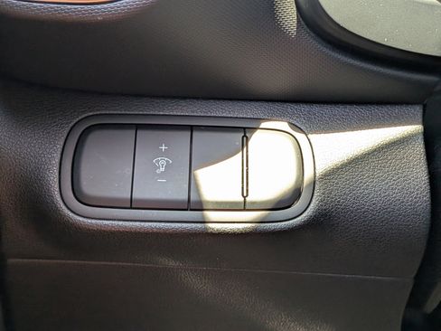 Used 2023 Hyundai Venue SEL FWD image 23