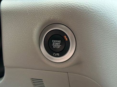 Used 2023 Chrysler Pacifica Touring-L FWD image 36