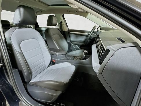 Used 2025 Volkswagen Jetta SE FWD image 25