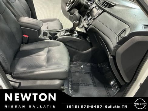 Used 2018 Nissan Rogue SV w/ Premium Package FWD image 13