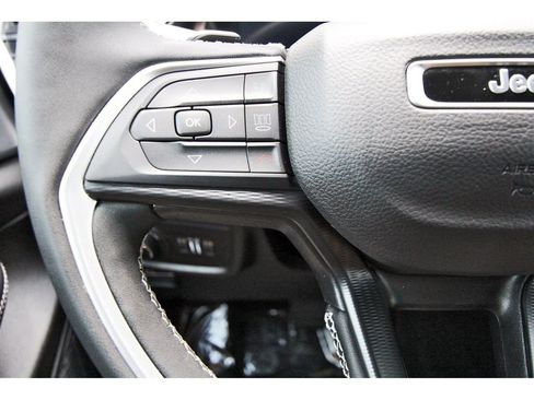 Used 2025 Jeep Grand Cherokee Altitude RWD image 15